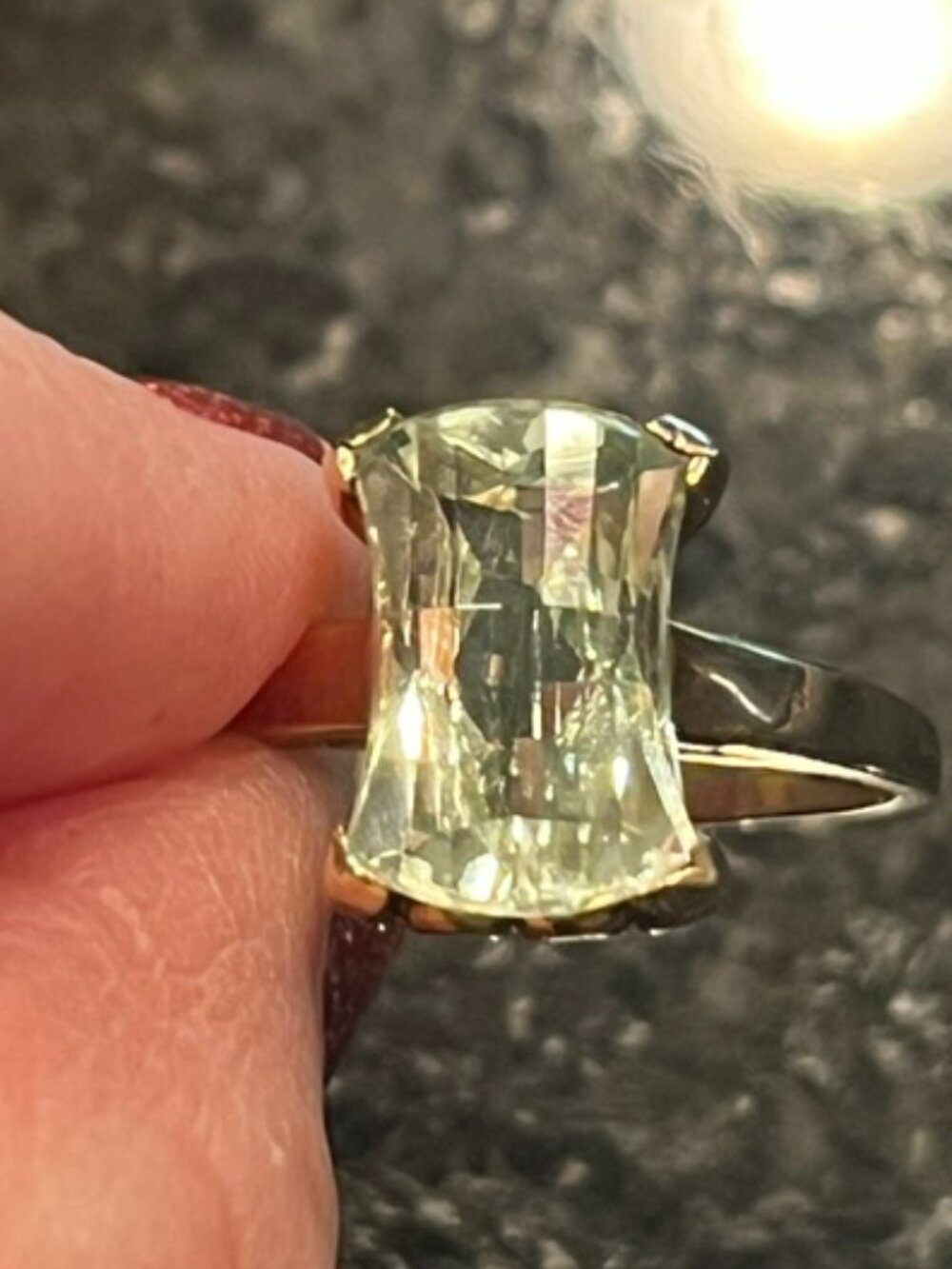 Vintage Rose 10k Rose Gold Ring w/ Kite‑Shaped Green Stone